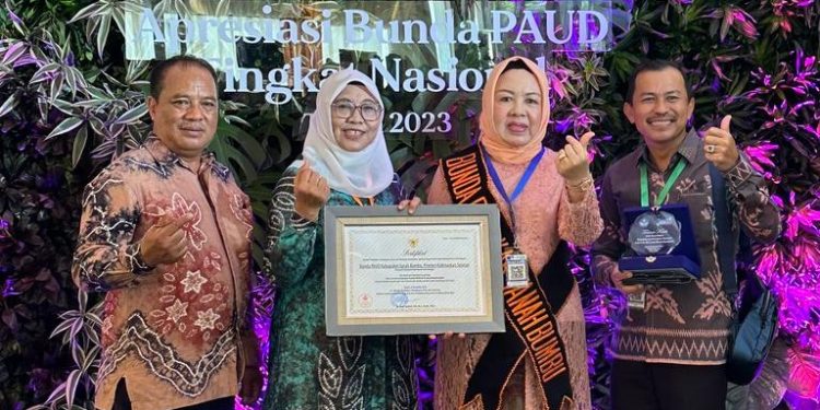Bunda PAUD Tanah Bumbu Terima Penghargaan dari Kemendikbudristek