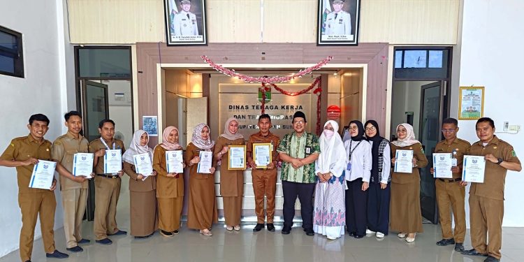 Dinas Nakertrans Tanah Bumbu Peroleh Sertifikasi SNI ISO 9001:2015 dan 27001:2013