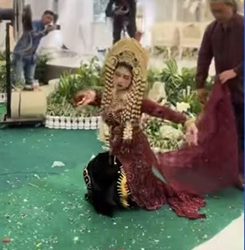 Viral, Pengantin Adat Banjar ‘Kesurupan’ Menari Depan Pelaminan, Nitizen Kira Hanya Konten