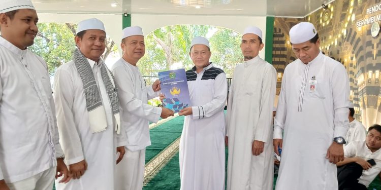 Pemenang Lomba Memeriahkan HUT KORPRI Terima Hadiah