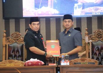 DPRD TANBU DENGARKAN PENYAMPAIAN RAPERDA PENYERTAAN MODAL PADA PERUSAHAAN PERSEROAN AIR MINUM MELALUI PARIPURNA