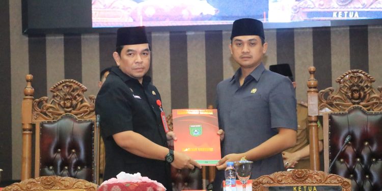 DPRD TANBU DENGARKAN PENYAMPAIAN RAPERDA PENYERTAAN MODAL PADA PERUSAHAAN PERSEROAN AIR MINUM MELALUI PARIPURNA
