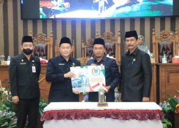 PARIPURNA PENGAMBILAN KEPUTUSAN TERHADAP 3 BUAH RAPERDA
