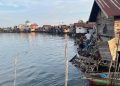 Santai di Warung Pinggiran Sungai Alalak, Pria Ini Mendengar Rumahnya Ditabrak Tongkang