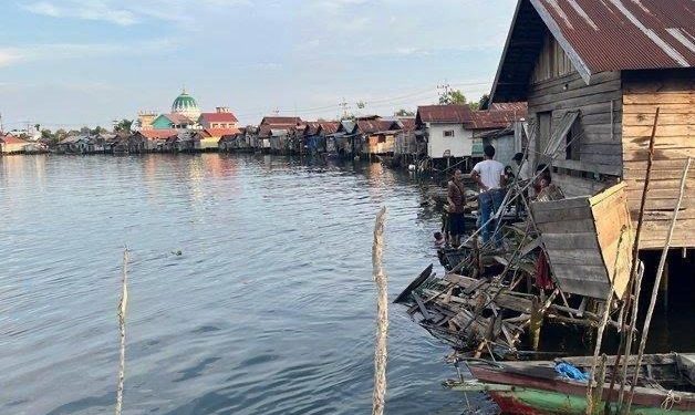 Santai di Warung Pinggiran Sungai Alalak, Pria Ini Mendengar Rumahnya Ditabrak Tongkang