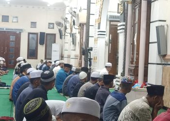 Abah Zairullah Magrib Berjamaah dan Pimpin Sholat Hajat di Masjid Darul Azhar Nurussalam