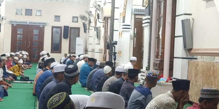Abah Zairullah Magrib Berjamaah dan Pimpin Sholat Hajat di Masjid Darul Azhar Nurussalam