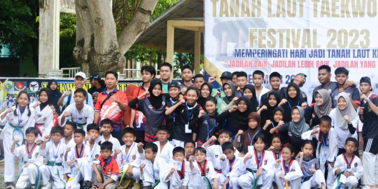Taekwondoin Tanah Bumbu Dapat Gelar Terbaik untuk Kelas Cadet Putra dan Putri
