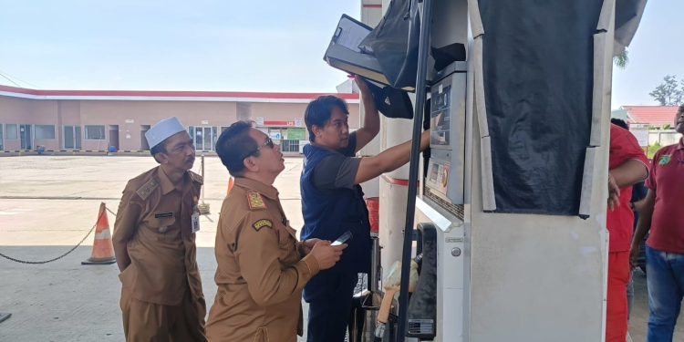 Diskumdagri Tanah Bumbu Lakukan Pengawasan Distribusi BBM di SPBU Jelang Nataru