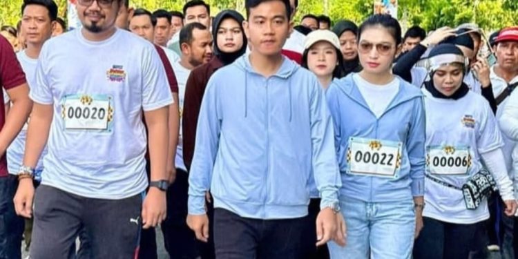 Gibran Ikut Jalan Sehat, Disambut Antusias Masyarakat yang Hadir