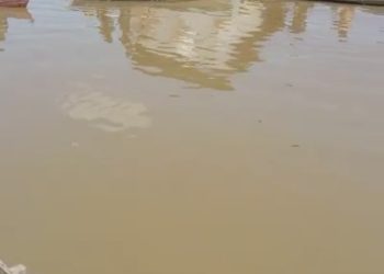 Didahului Bunyi Bruuuk, Rumah Dayat di Tepi Sungai Lulut Runtuh dan Larut, Mengharukan Upaya Warga Menyelamatkannya