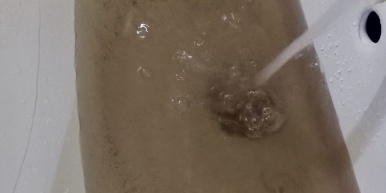 Paskaperbaikan Pipa, Medsos Ramai Aksi Konsumen PDAM Banjarmasin Pamer Air Leding Coklat dan Berpasir