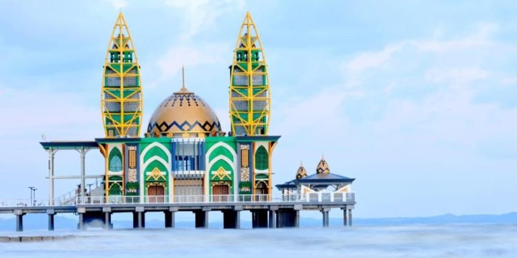 500 Orang Perhari Masyarakat Kunjungi Masjid Apung ZA di Pagatan