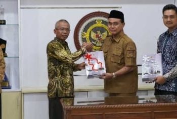 Bupati Tanah Bumbu Serahkan LHP Kepatuhan ke BPK Perwakilan Kalimantan Selatan