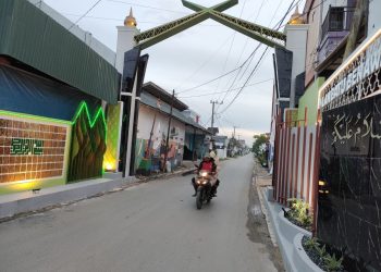 Pintu Gerbang Desa Bersujud Terkesan Mewah pada Malam Hari