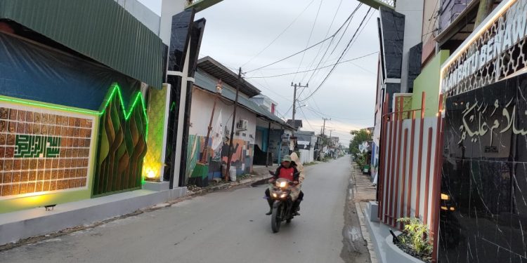 Pintu Gerbang Desa Bersujud Terkesan Mewah pada Malam Hari