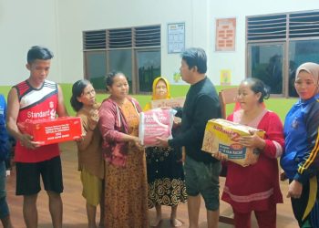 Pemkab Tanah Bumbu Serahkan Bantuan untuk Pengungsi Terdampak Banjir di Kecamatan Simpang Empat