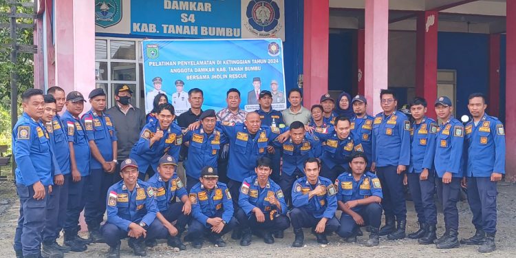 Kerjasama Jhonlin Rescue, Damkar Tanah Bumbu Gelar Pelatihan Penyelamatan dari Ketinggian