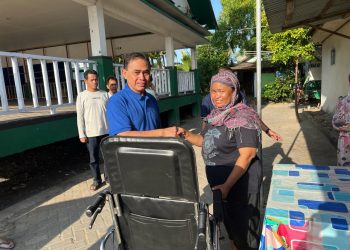 Peduli Disabilitas, Abah Zairullah Serahkan Bantuan Kursi Roda