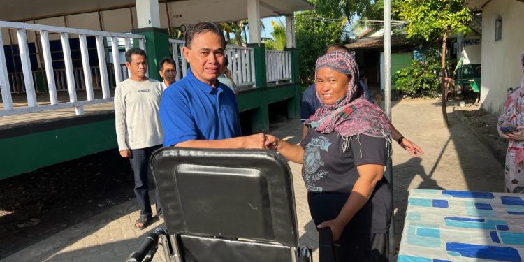 Peduli Disabilitas, Abah Zairullah Serahkan Bantuan Kursi Roda
