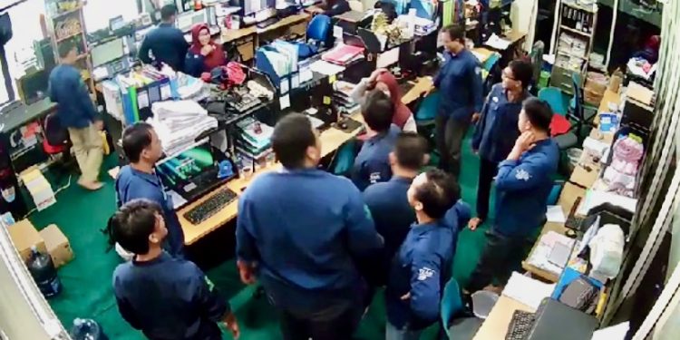 Saat Gempa Banjarmasin Suasana Panik Karyawan BPD Tapin Terekam SCTV: Astagfirullah Goyang, Gempa