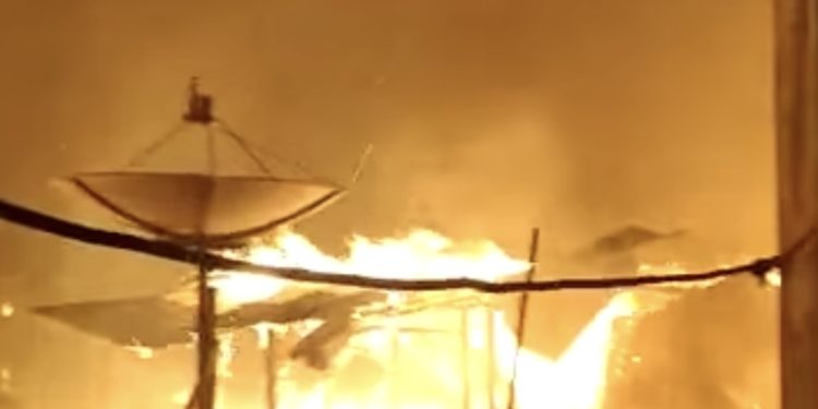 Ada Sarang Walet Seperempat Kampung Terbakar, Kengerian Kobaran Api di Pasar Baru Pulangpisau Diabadikan Yutuber