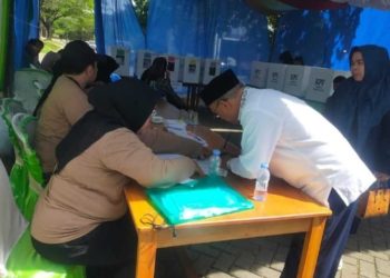 Wabup Muh Rusli Bersama Isteri Mencoblos di TPS 20 Gunung Antasari