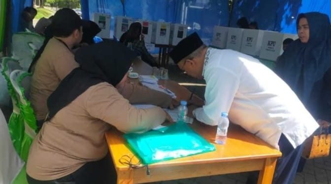 Wabup Muh Rusli Bersama Isteri Mencoblos di TPS 20 Gunung Antasari