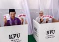 Sekda Ambo Sakka Mencoblos di TPS 15 Kelurahan Batulicin