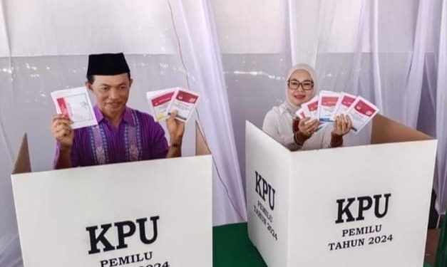 Sekda Ambo Sakka Mencoblos di TPS 15 Kelurahan Batulicin