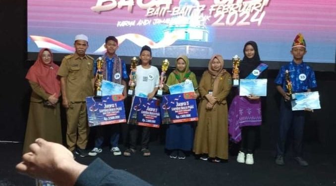 Dispersip Tanah Bumbu Serahkan Hadiah Lomba Puisi Kategori Umum dan Pelajar