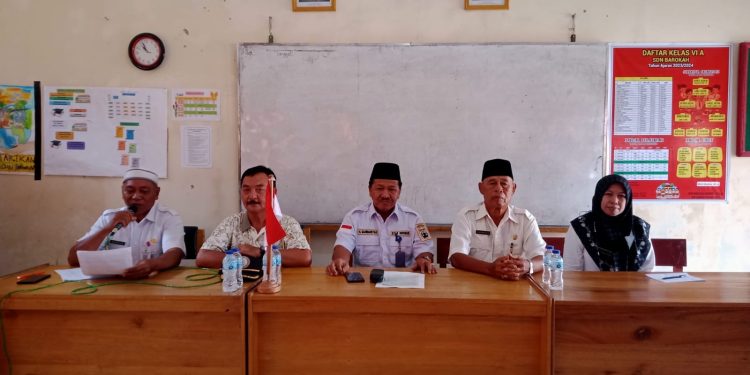 Dewan Pendidikan Tanah Bumbu Adakan Pertemuan dengan SDN Barokah dan Wali Murid