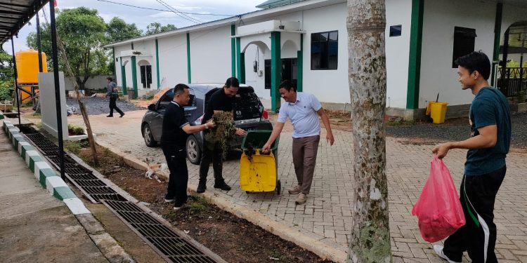 Dipimpin Sekda Ambo Sakka, ASN Pemkab Tanah Bumbu Lakukan Aksi Bersih-bersih