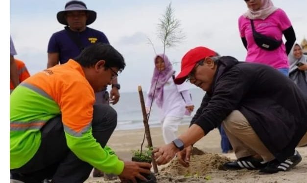 Aksi Bersih-bersih di Pesisir Pantai Pagatan dan Tanam Pohon