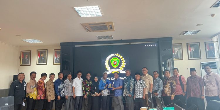 BANGGAR DPRD TANBU KUNJUNGI DPRD KABUPATEN PPU