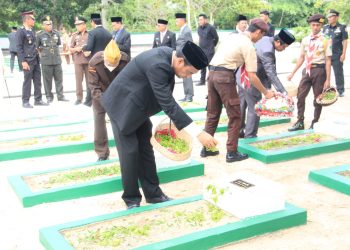 WAKET DPRD TANBU IKUTI KEGIATAN TABUR BUNGA PADA HARI PAHLAWAN