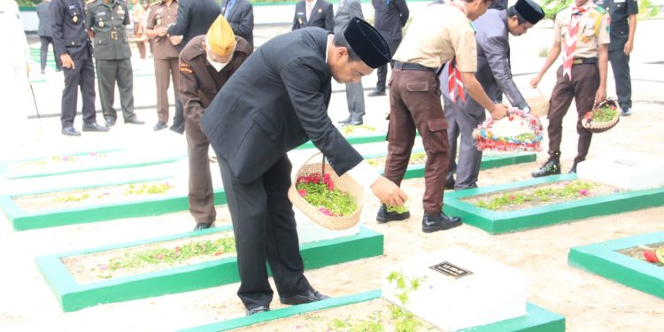 WAKET DPRD TANBU IKUTI KEGIATAN TABUR BUNGA PADA HARI PAHLAWAN