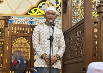 Sekda Ambo Sakka Tarawih Pertama di Masjid Agung Nurussalam Gunung Tinggi