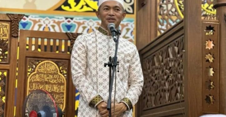 Sekda Ambo Sakka Tarawih Pertama di Masjid Agung Nurussalam Gunung Tinggi