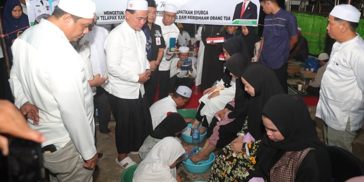 Bupati Tanah Bumbu Melaunching Gerakan Mencuci Kaki Ibu