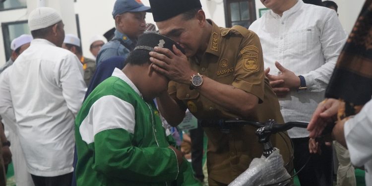 Sepuluh Santri SDSM Desa Karang Indah Dapat Hadiah Sepeda