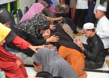 Gerakan Cuci Kaki Ibu, Bupati Zairullah Azhar Doakan Kesuksesan Anak-anak di Dunia dan Akhirat