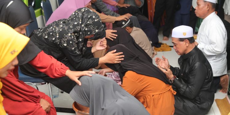 Gerakan Cuci Kaki Ibu, Bupati Zairullah Azhar Doakan Kesuksesan Anak-anak di Dunia dan Akhirat
