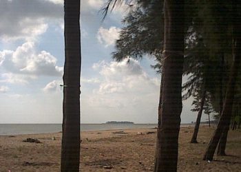 Satu Wisatawan Tenggelam, Gelombang Tinggi, Hujan Disertai Angin Landa Pantai Batakan Baru