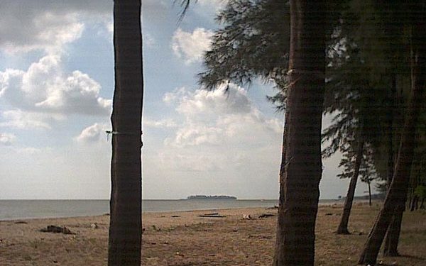 Satu Wisatawan Tenggelam, Gelombang Tinggi, Hujan Disertai Angin Landa Pantai Batakan Baru