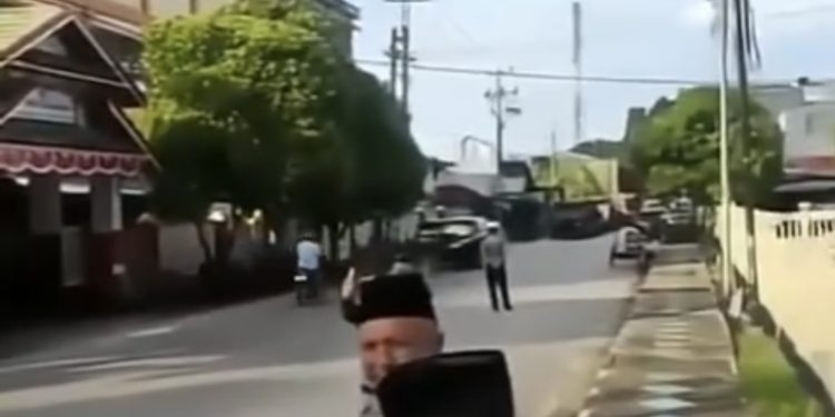 Viral, Niat Korps Polisi Ini Bagikan Takjil, ee Pengendara Ngacir Semua