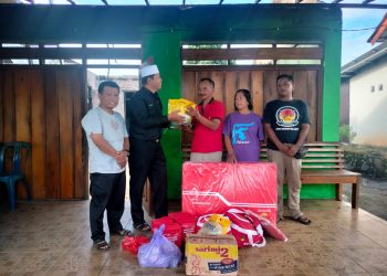 Dinsos Tanah Bumbu Salurkan Bansos Korban Terdampak Kebakaran di Desa Sari Mulya