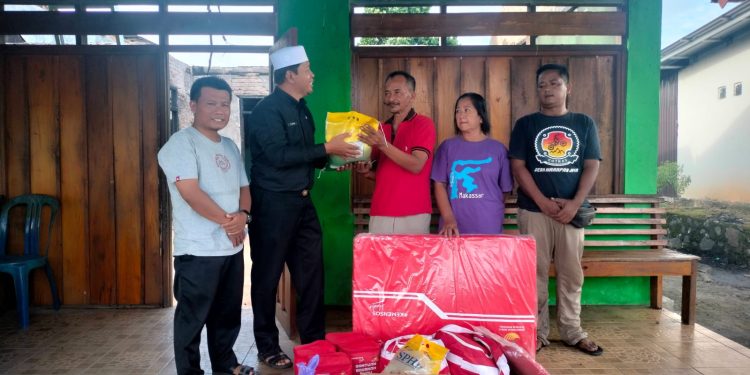 Dinsos Tanah Bumbu Salurkan Bansos Korban Terdampak Kebakaran di Desa Sari Mulya