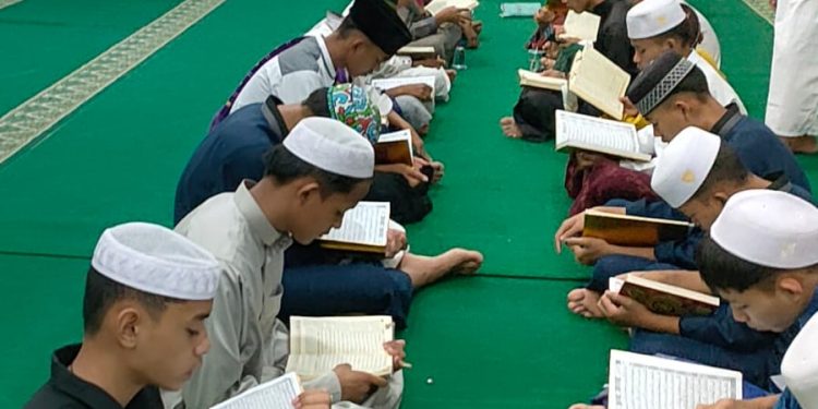 Minggu, Abah Zairullah Buka Puasa dengan Anak Yatim di Kediaman Pribadinya
