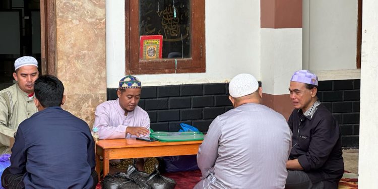 Abah Zairullah Keluarkan Zakat Fitrah Anak Yatim ke Sejumlah Masjid